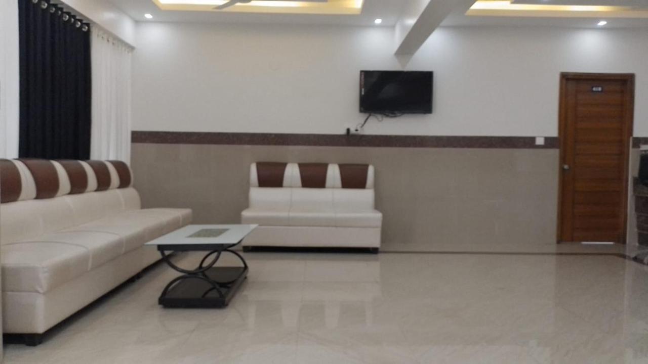 Dwarka Lodging & Boarding Mulki Luaran gambar