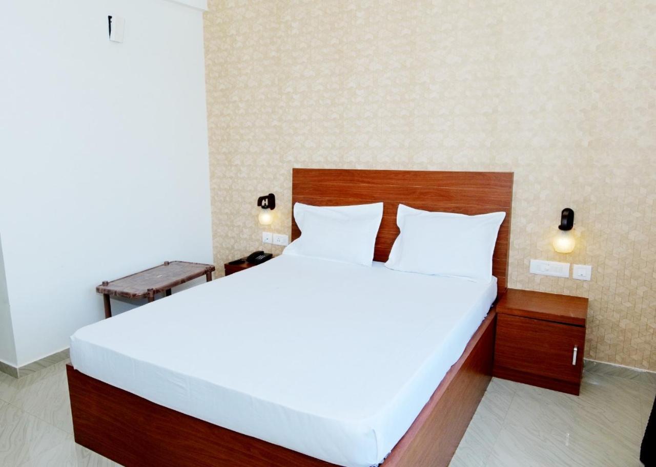 Dwarka Lodging & Boarding Mulki Luaran gambar