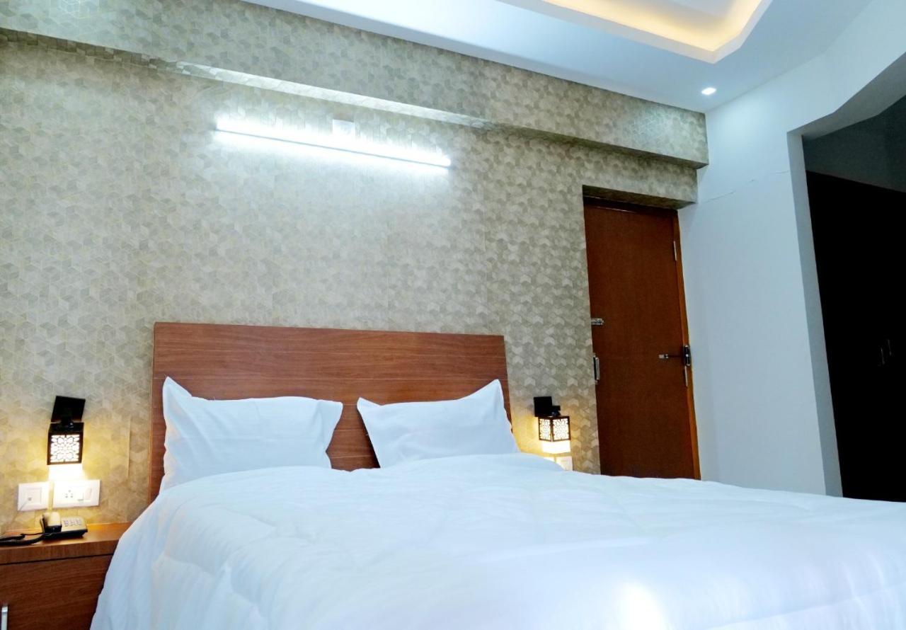 Dwarka Lodging & Boarding Mulki Luaran gambar
