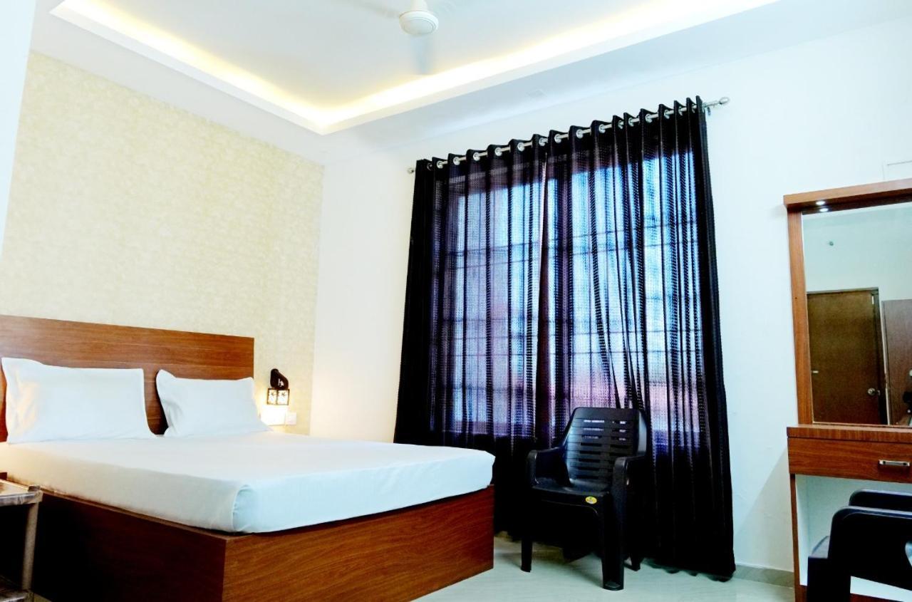 Dwarka Lodging & Boarding Mulki Luaran gambar