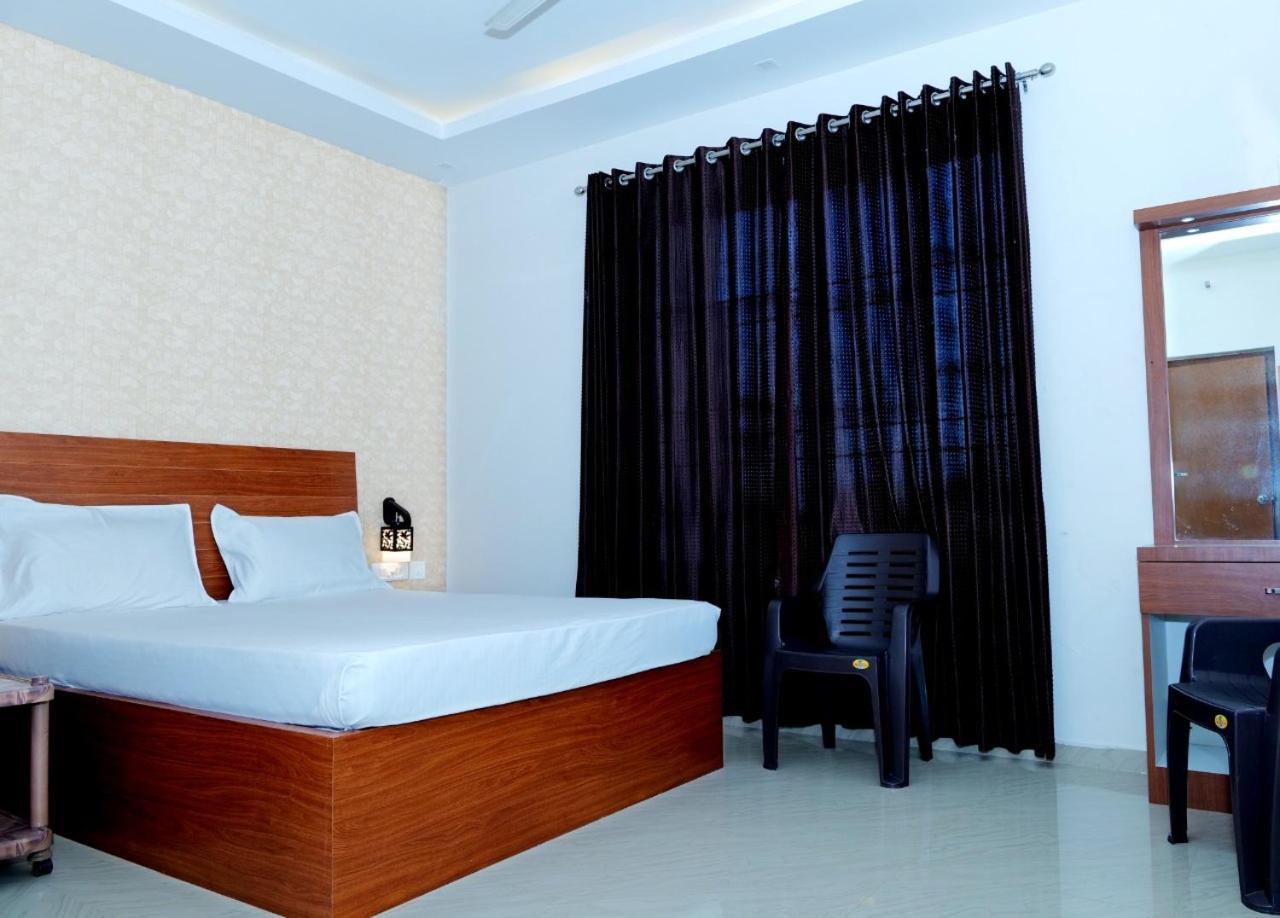 Dwarka Lodging & Boarding Mulki Luaran gambar
